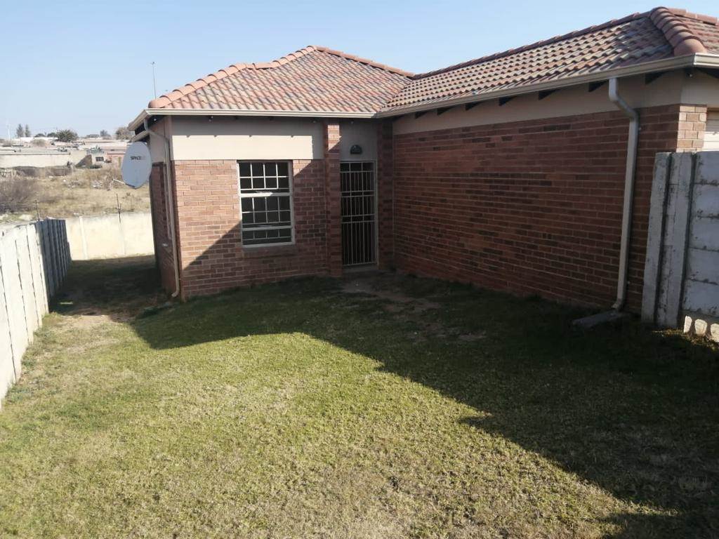 3 Bed House in Olievenhoutbosch photo number 2
