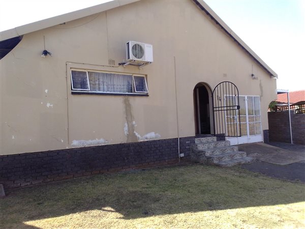 4 Bed House in Roodepoort West