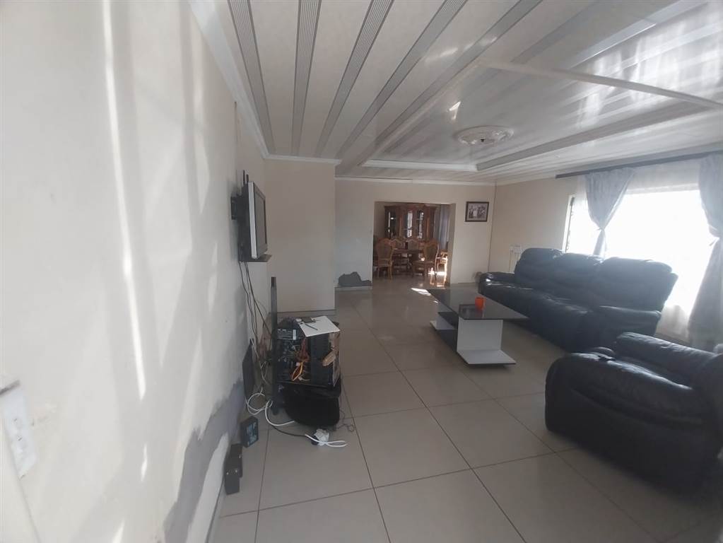 5 Bed House in Louis Trichardt photo number 12