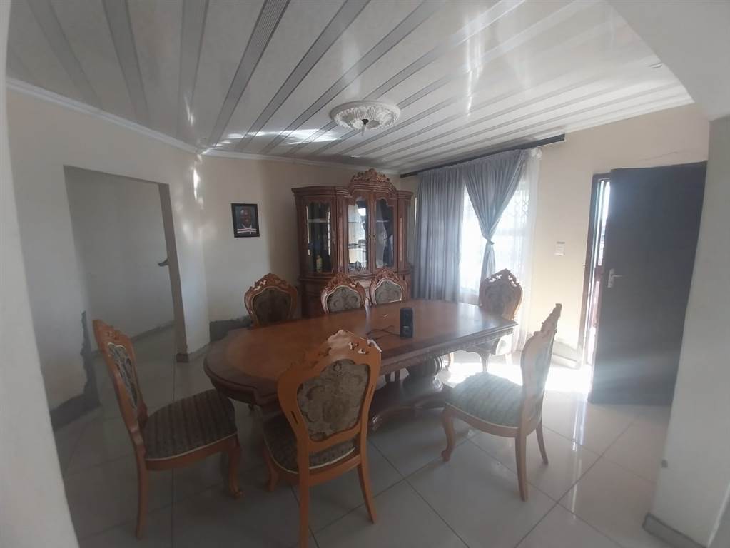 5 Bed House in Louis Trichardt photo number 14