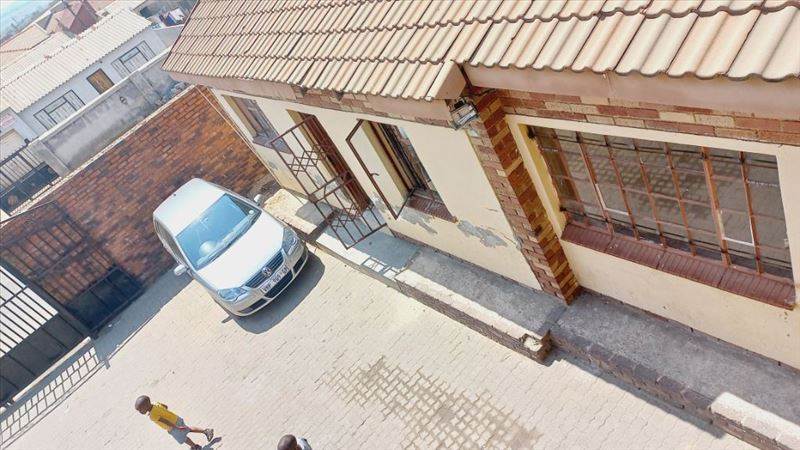 11 Bed House in Tembisa photo number 2