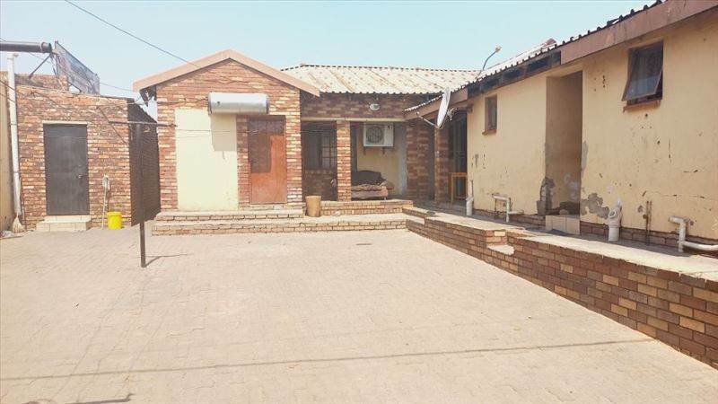 11 Bed House in Tembisa photo number 4