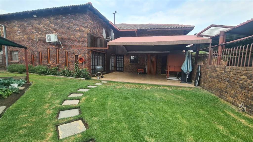 6 Bed House in Trichardt photo number 1