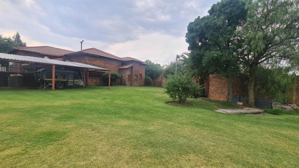 6 Bed House in Trichardt photo number 2