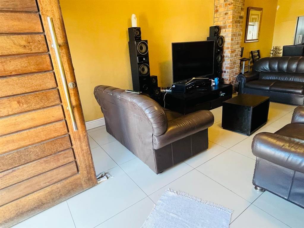 3 Bed House in Langa photo number 8