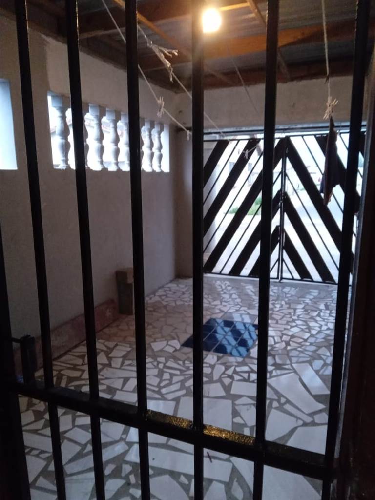2 Bed House in Khayelitsha photo number 5