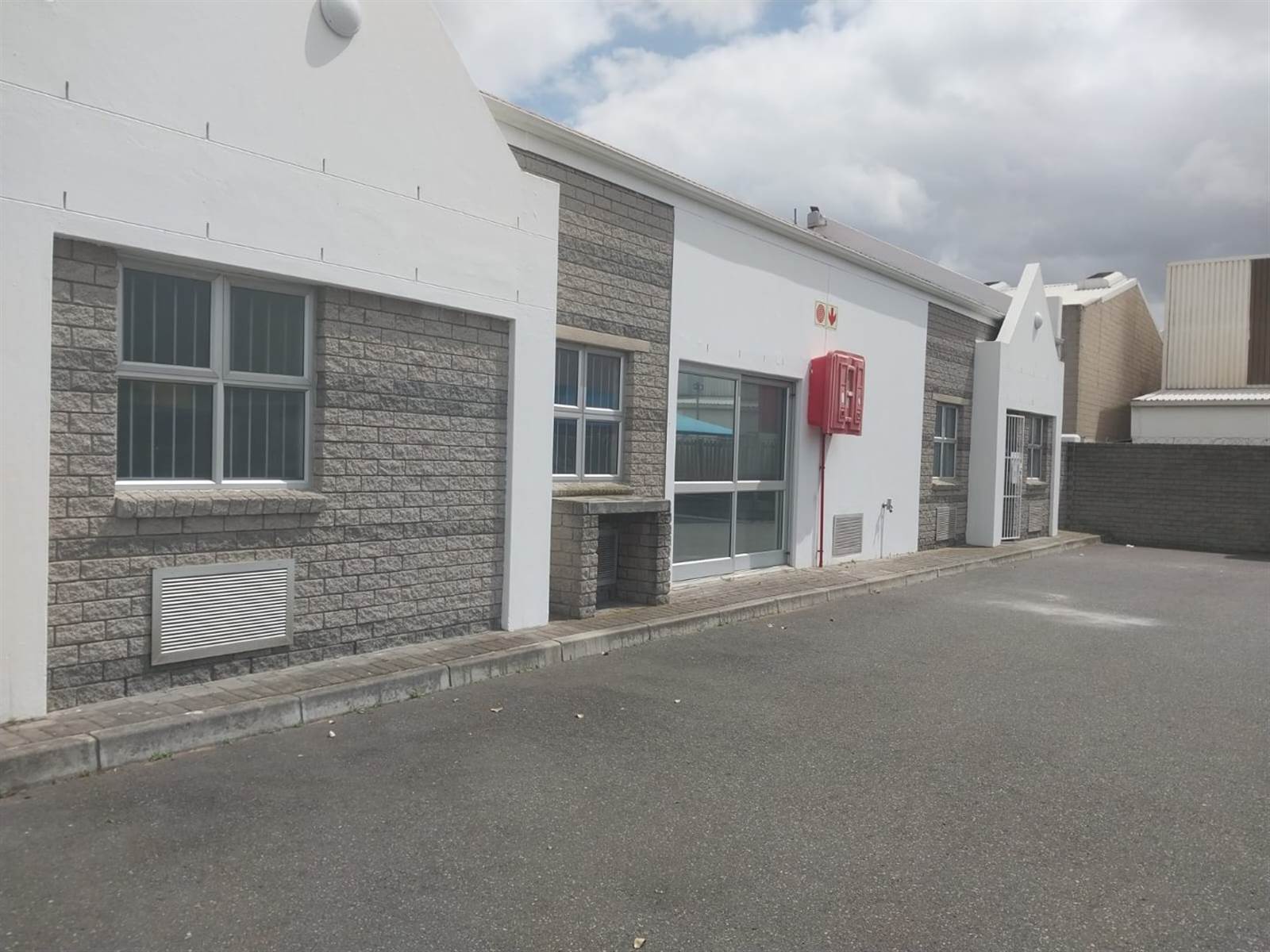 400  m² Commercial space in Milnerton Central photo number 2