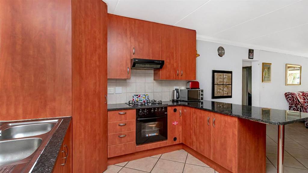 2 Bed Townhouse in Sunninghill photo number 6