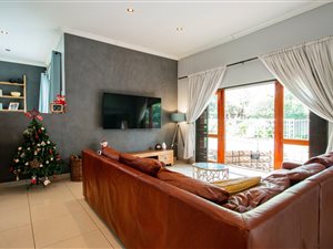 5 Bed House in Zwartkop