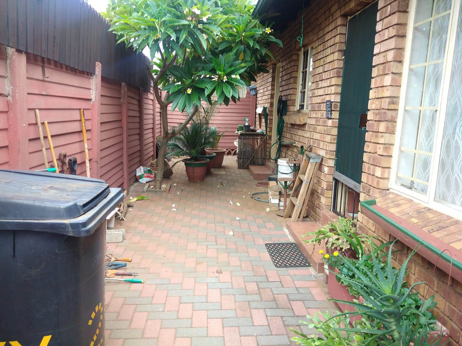 2 Bed Townhouse in Rooihuiskraal North photo number 19