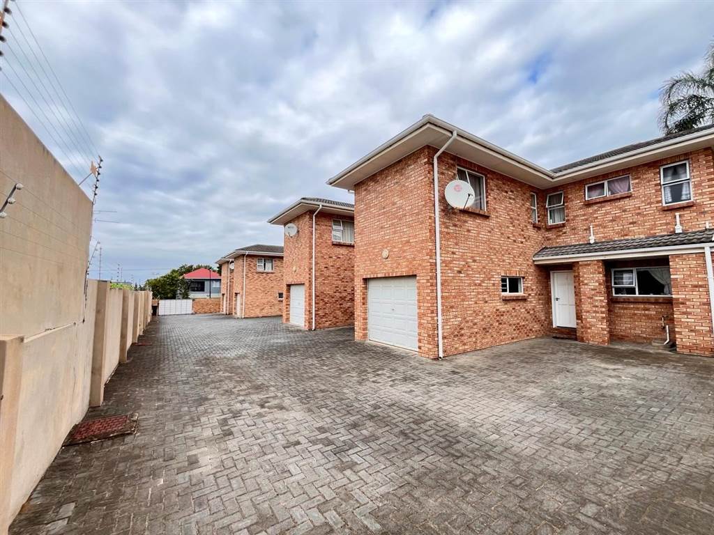 3 Bed Townhouse in Nahoon photo number 2