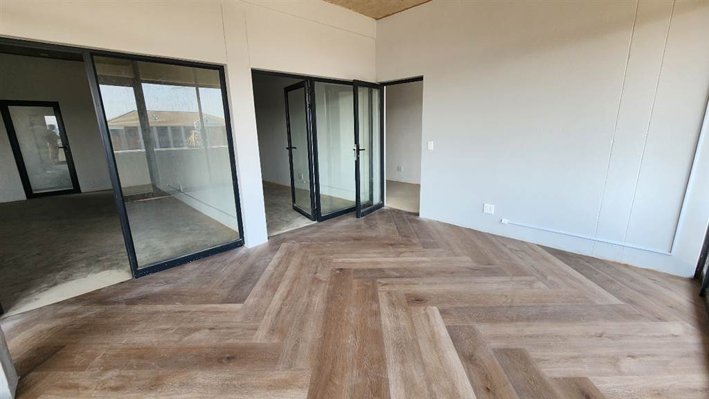 66  m² Commercial space in Ashlea Gardens photo number 2