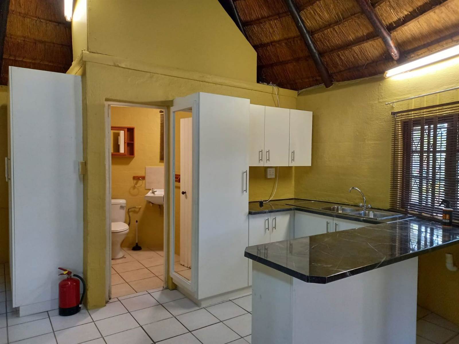 1 Bed Townhouse in Umtentweni photo number 4