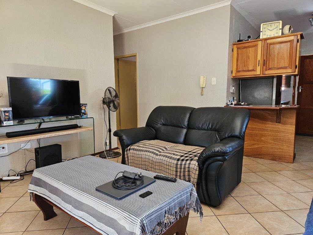 2 Bed House in Highveld photo number 6