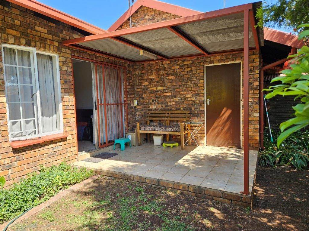 2 Bed House in Highveld photo number 16