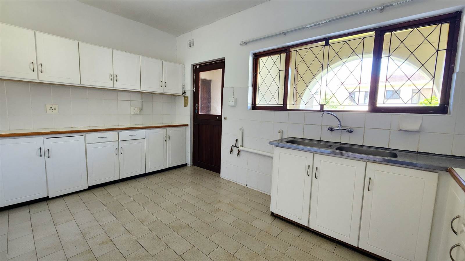 3 Bed Townhouse in Umtentweni photo number 4
