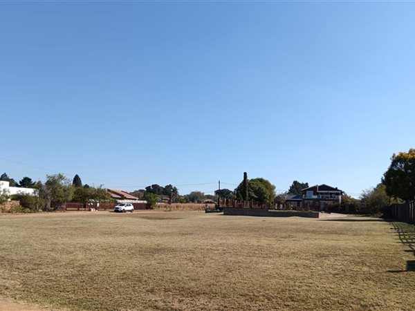 1 880 m² Land