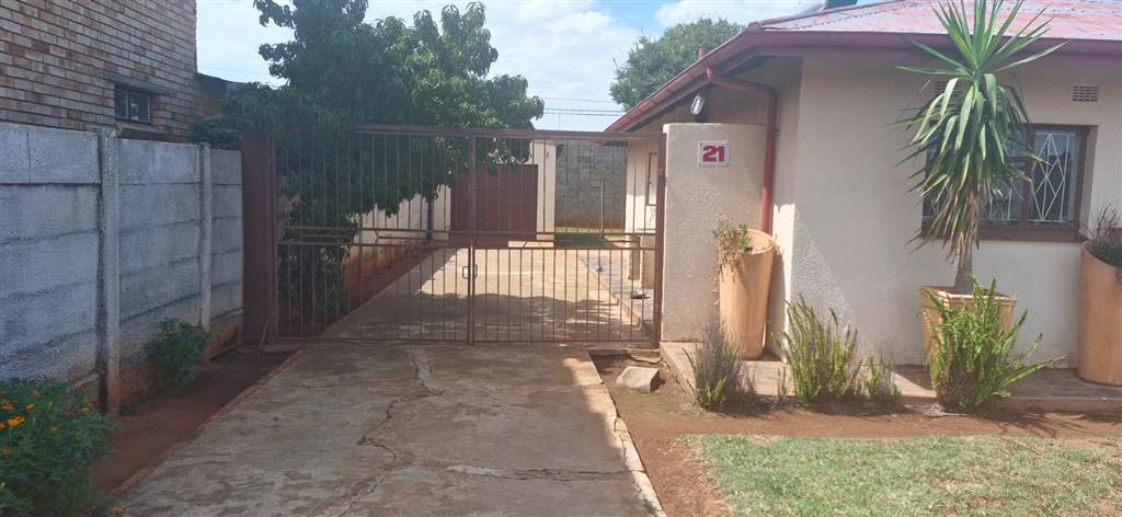 3 Bed House in Lenasia photo number 3