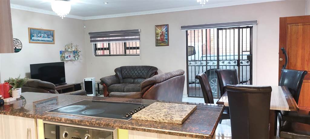 3 Bed House in Lenasia photo number 3