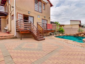 4 Bed House in Bosmont