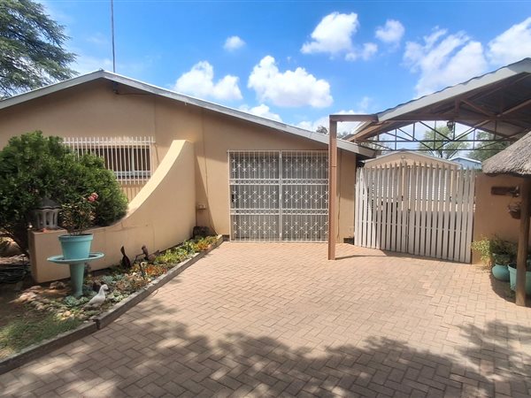 4 Bedroom House 4 Bedroom House