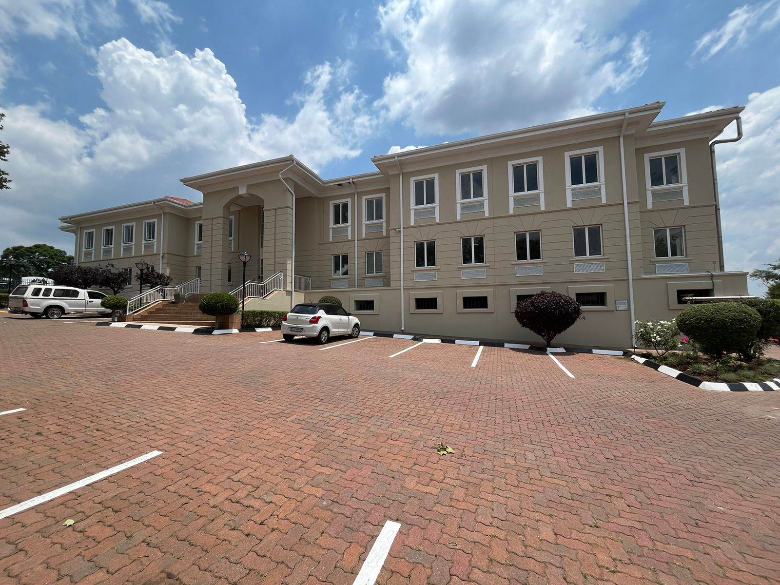 2422  m² Commercial space in Bryanston photo number 1