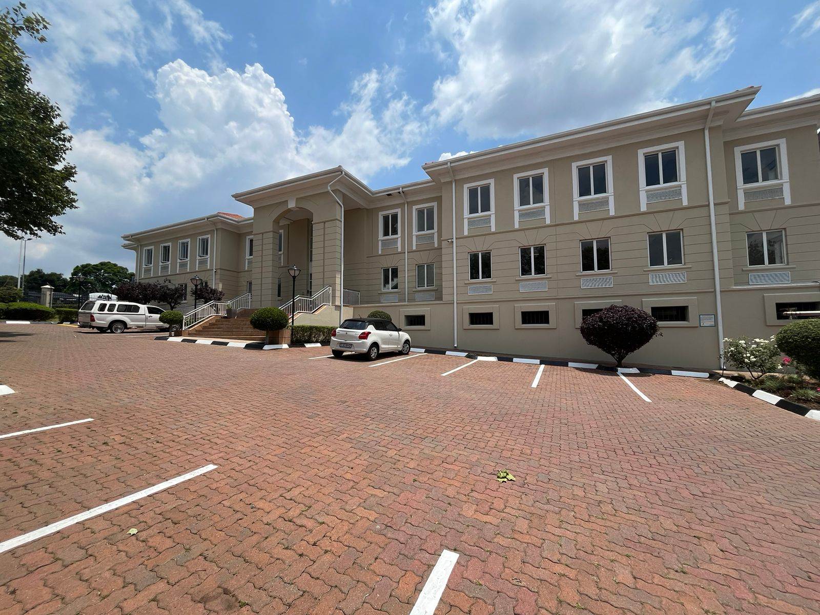 2422  m² Commercial space in Bryanston photo number 2
