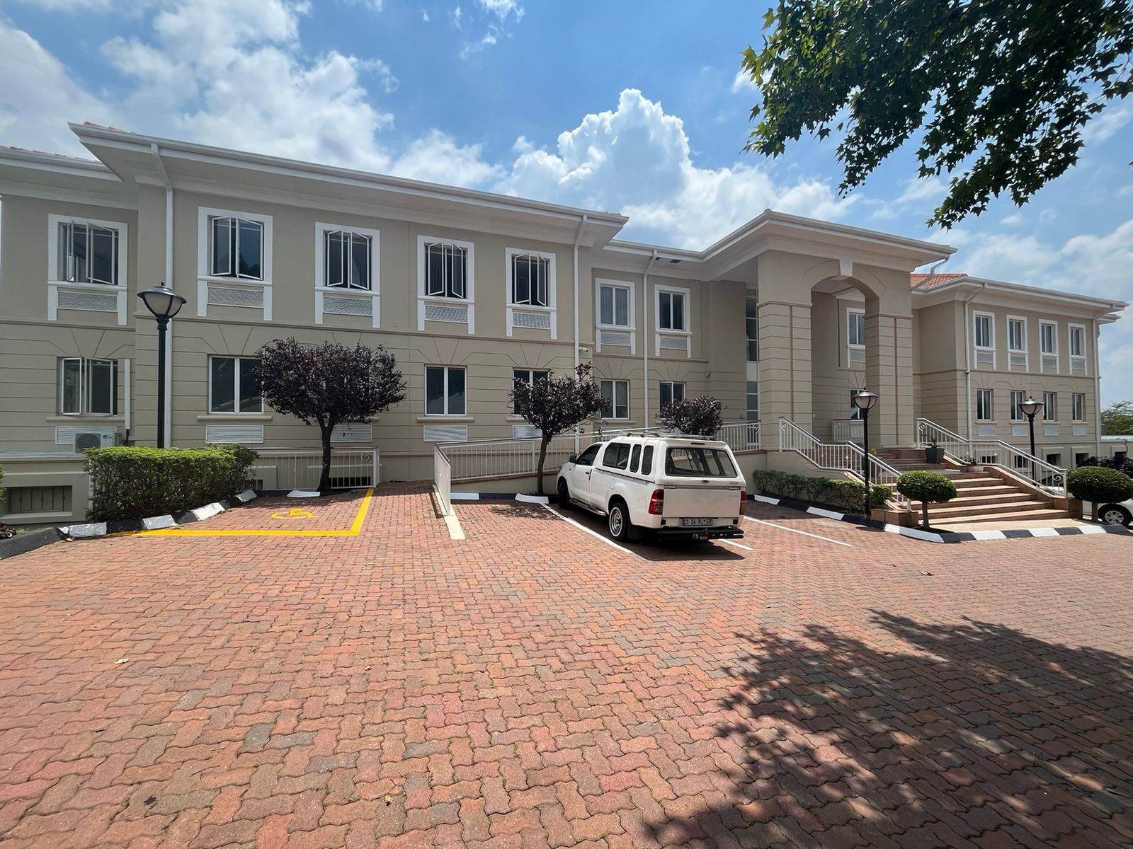 2422  m² Commercial space in Bryanston photo number 3