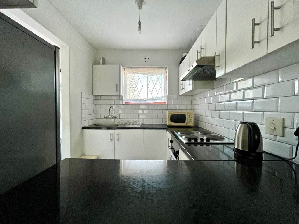 2 Bed Apartment in Wynberg photo number 2