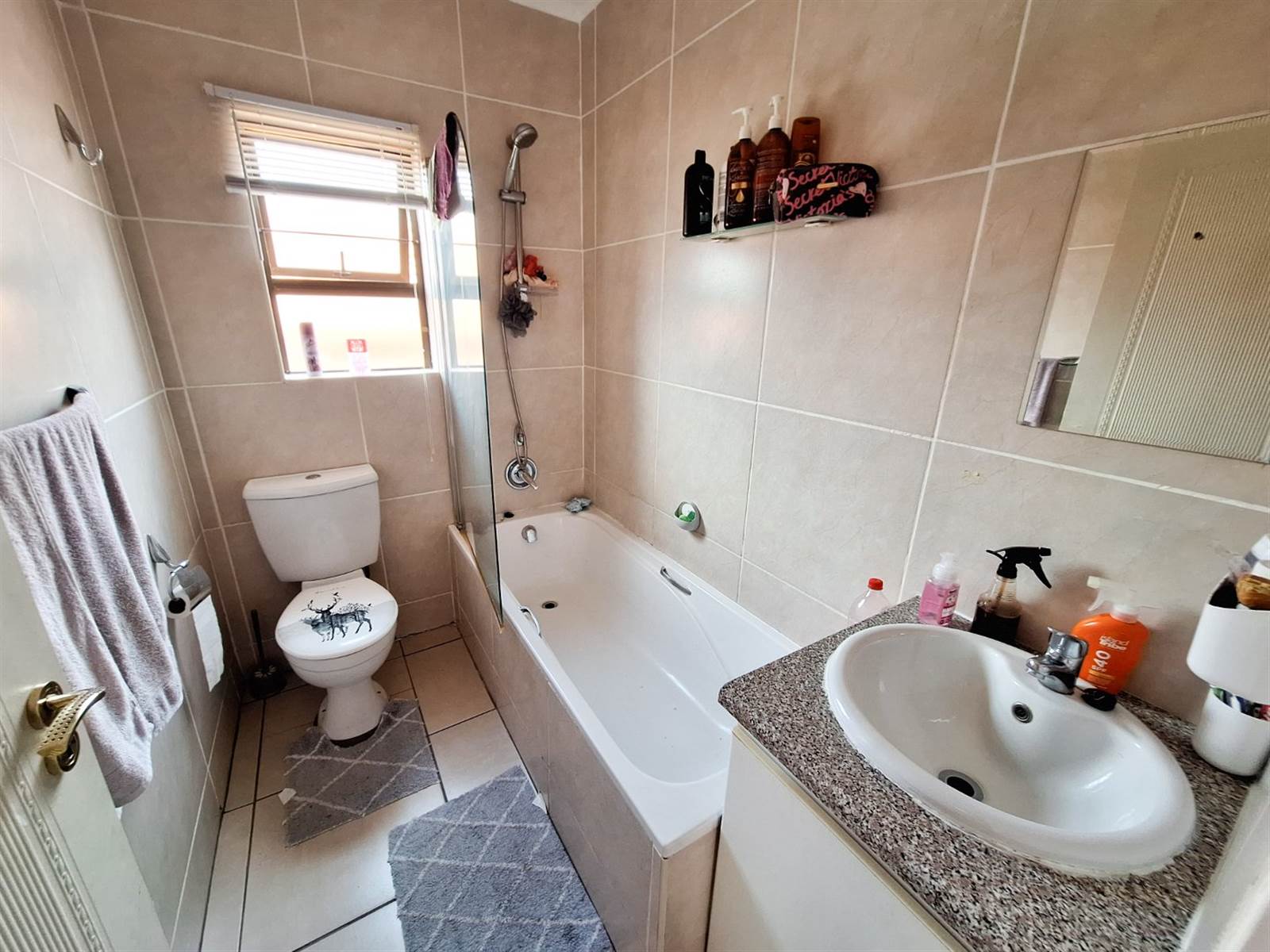 2 Bed Townhouse in Chancliff Ridge photo number 12