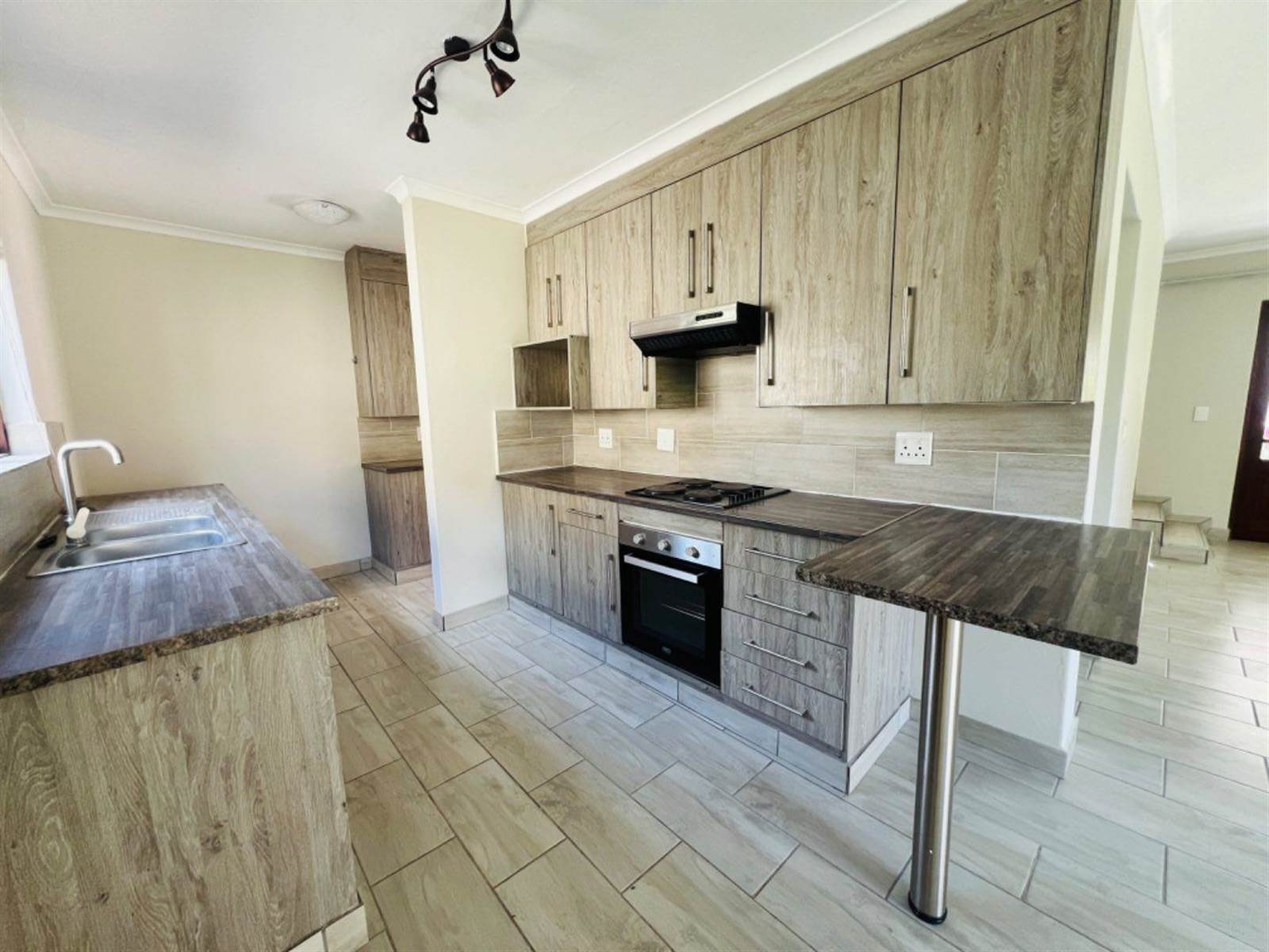 3 Bed Apartment in Fourways photo number 2