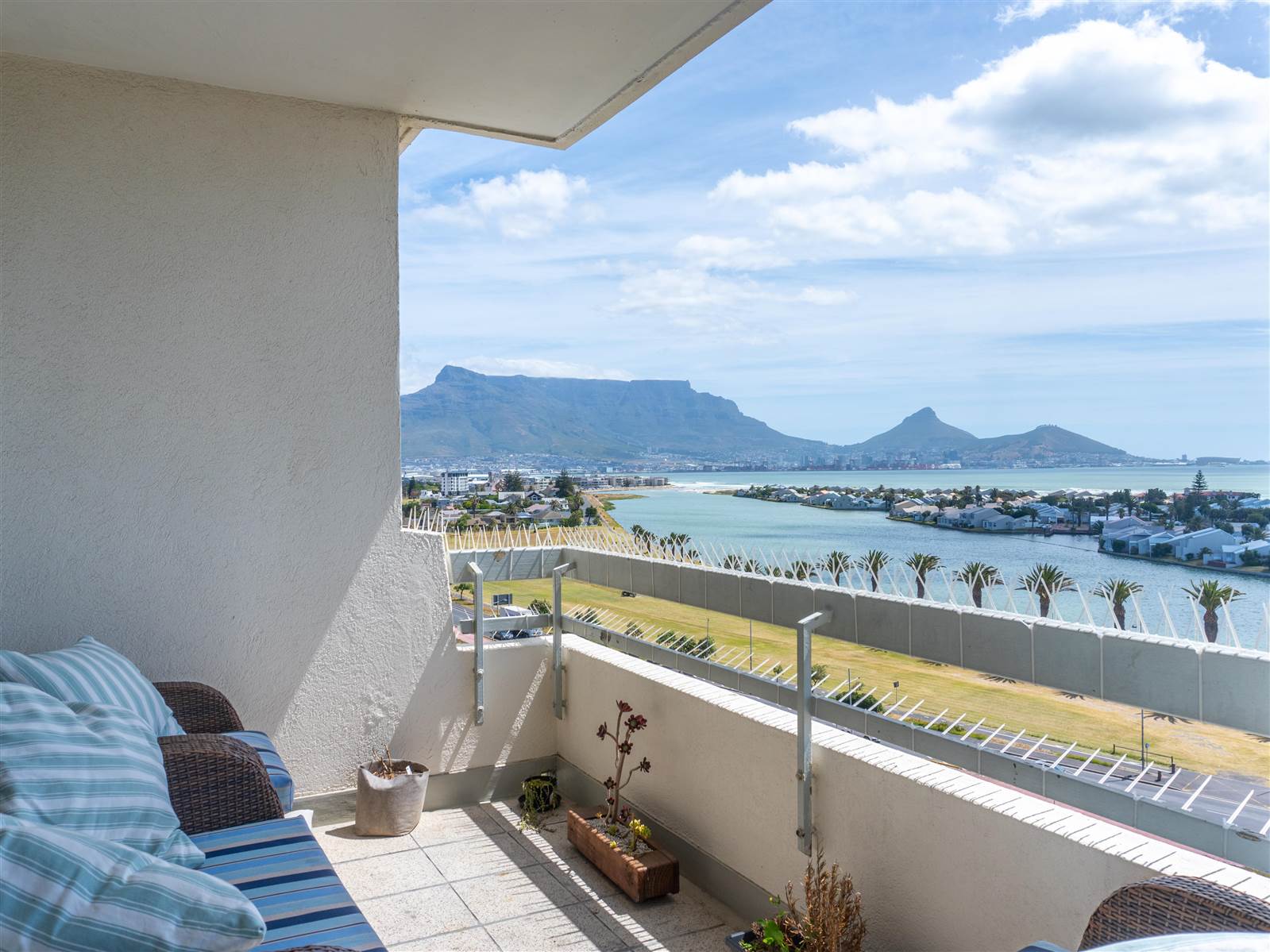 2 Bed Apartment in Milnerton Central photo number 16