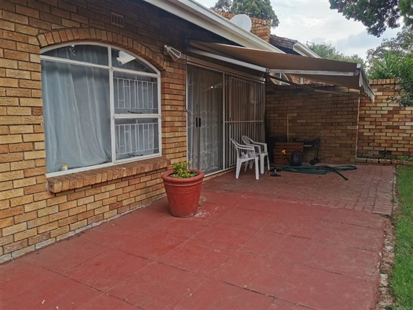 3 Bed Townhouse in Dalpark Ext 1