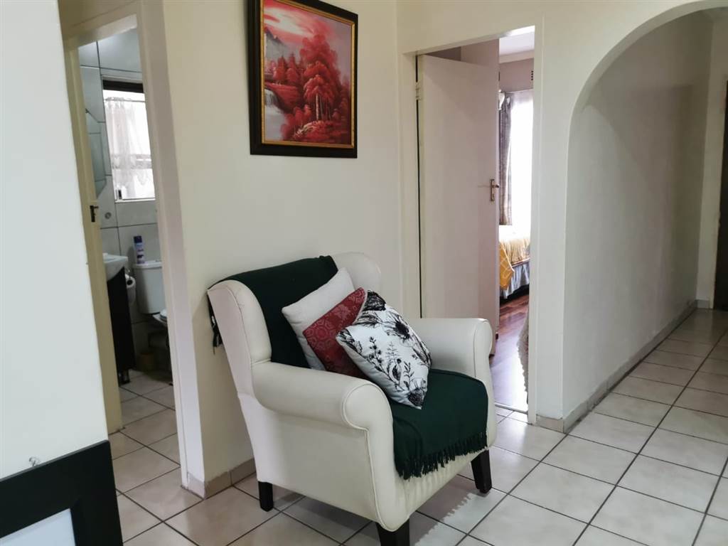 3 Bed Townhouse in Dalpark Ext 1 photo number 5