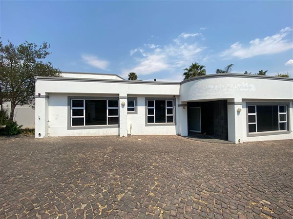 350  m² Commercial space in Parkmore