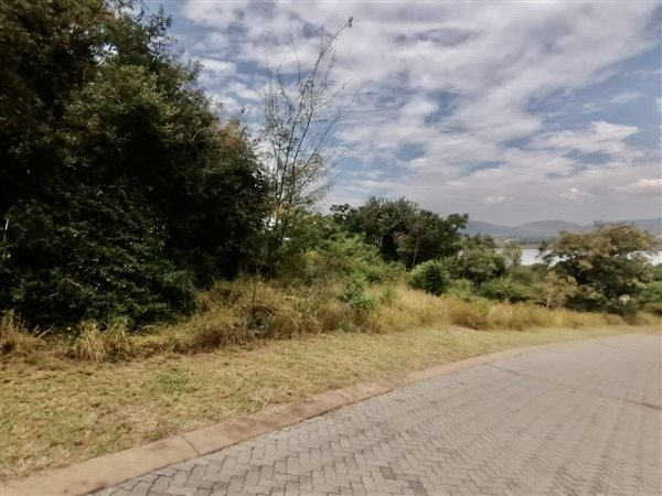 915 m² Land available in Kosmos