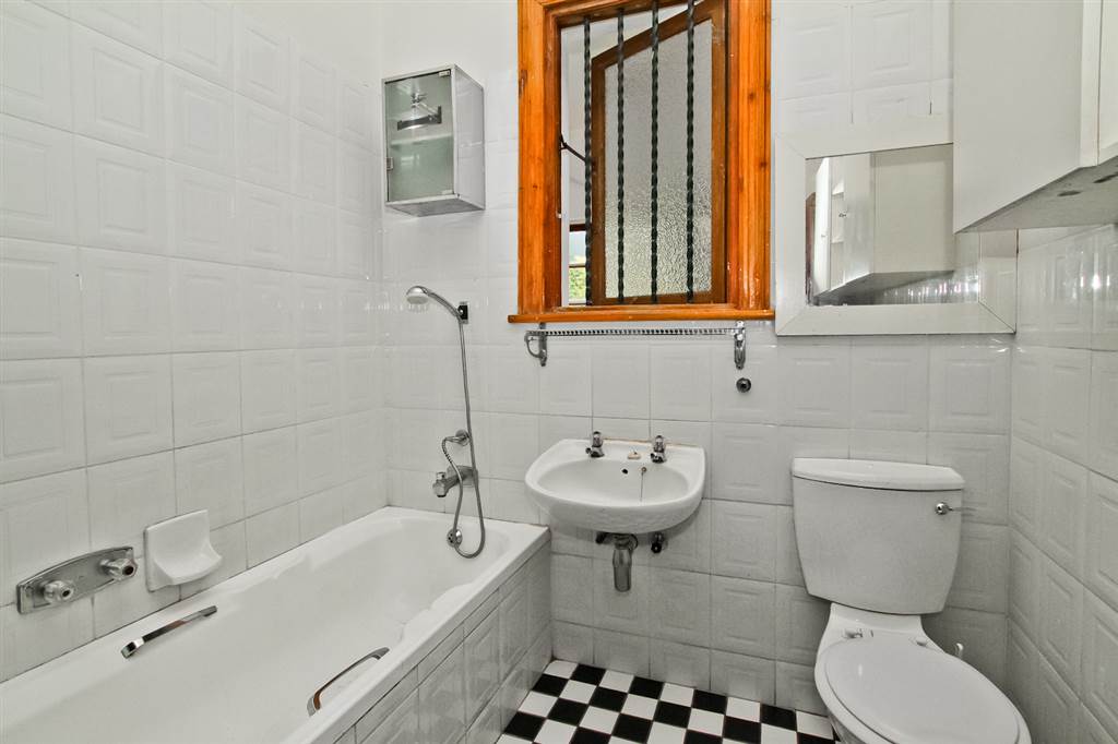 4 Bed House in Kensington photo number 20