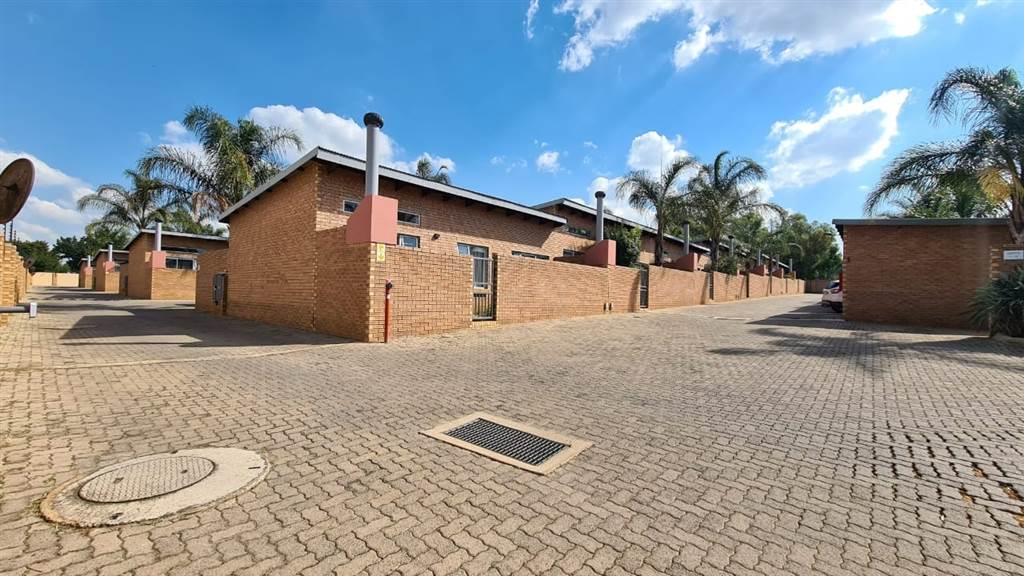 3 Bed Townhouse in Glen Marais photo number 28