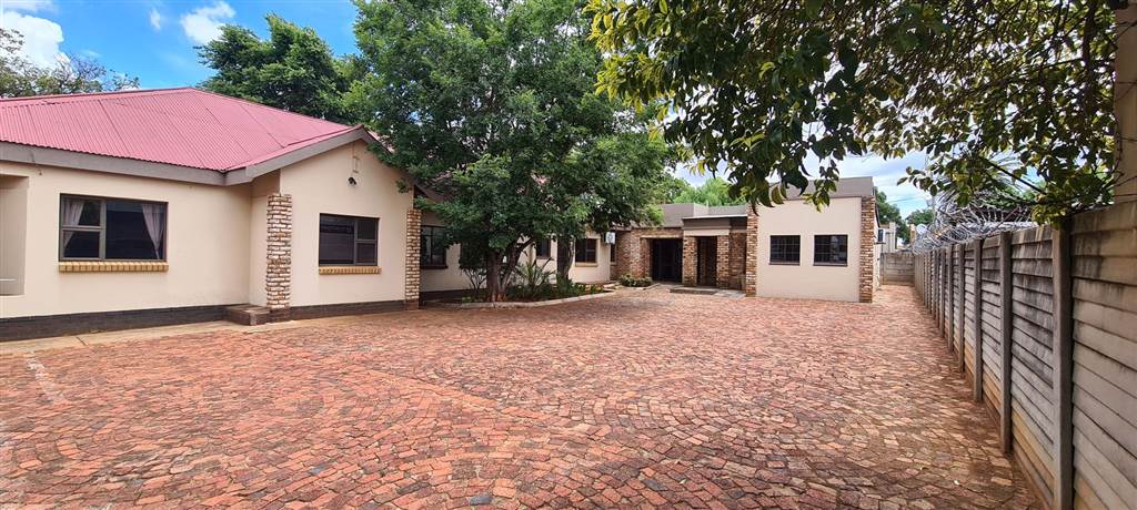 80  m² Office Space in Potchefstroom Central photo number 2