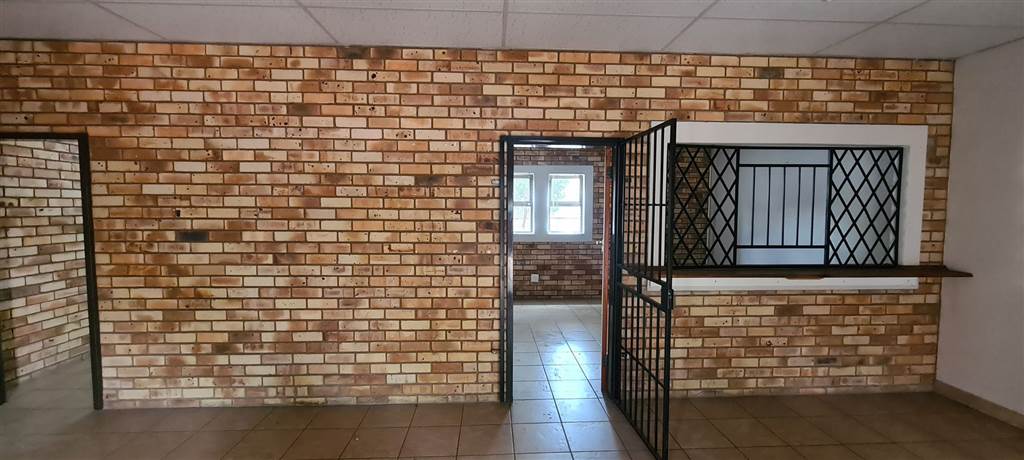 80  m² Office Space in Potchefstroom Central photo number 4