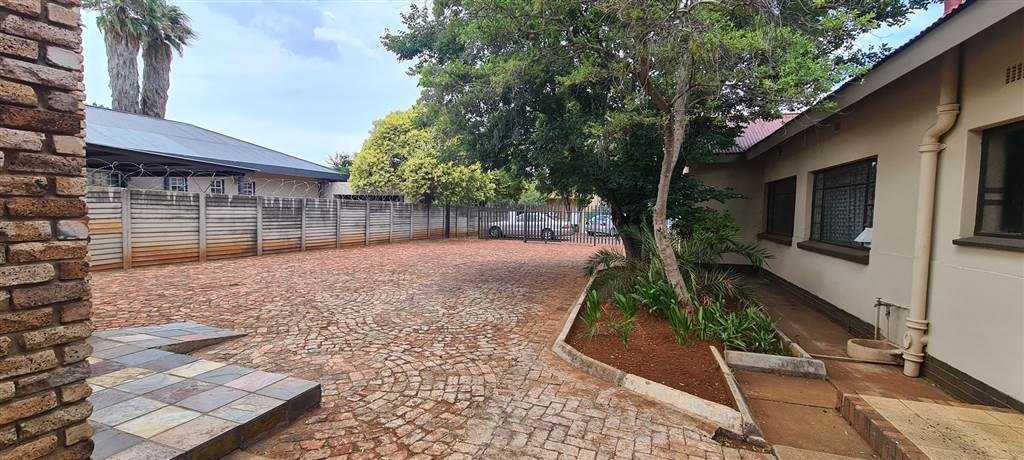 80  m² Office Space in Potchefstroom Central photo number 11