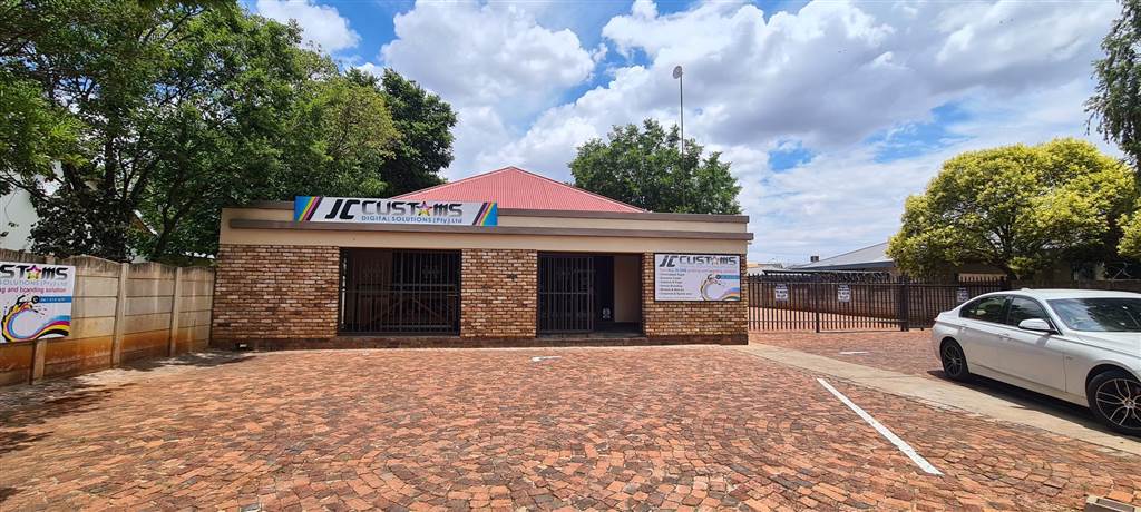 80  m² Office Space in Potchefstroom Central photo number 1