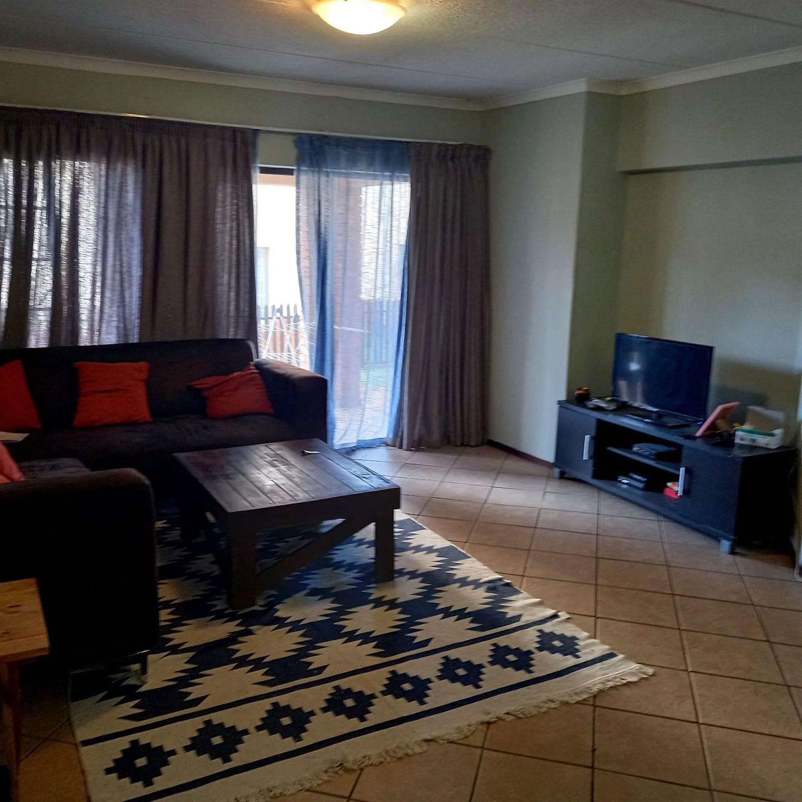 2 Bed Apartment in Chloorkop photo number 7