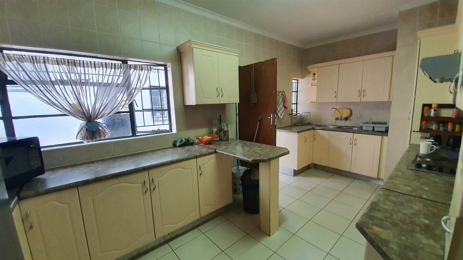 4 Bed House in Protea Park photo number 9