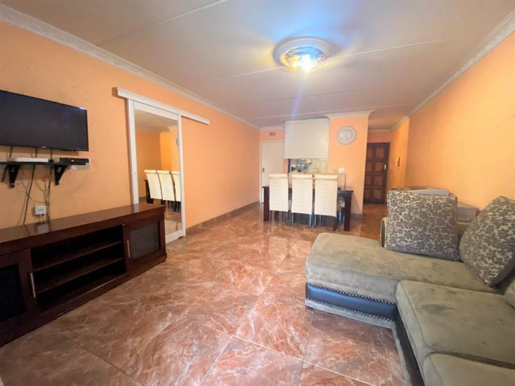 3 Bed Townhouse in Meredale photo number 3