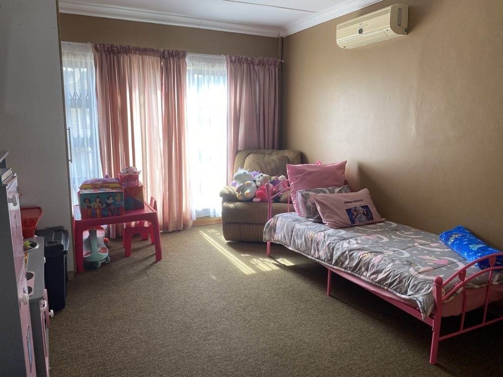4 Bed House in Wilkoppies photo number 14