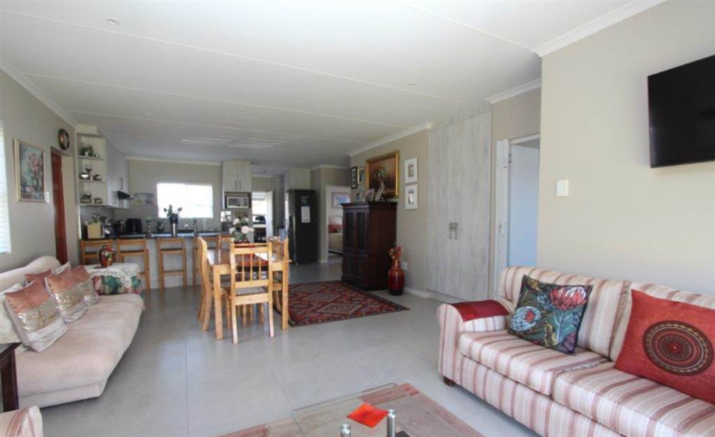 3 Bed House in Glenroy Park photo number 5