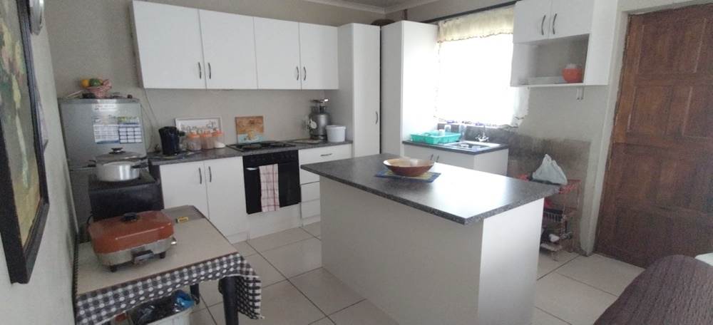 3 Bed House in Mossel Bay Central photo number 4
