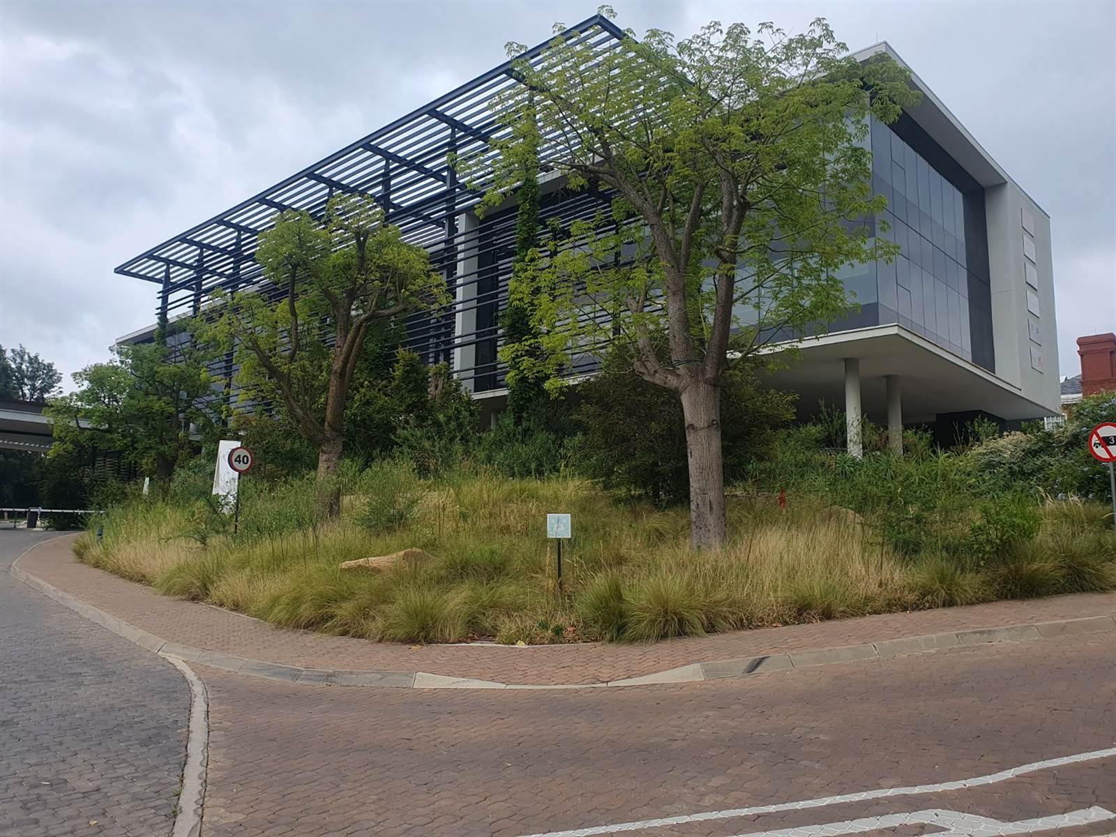 725  m² Commercial space in Bryanston photo number 1