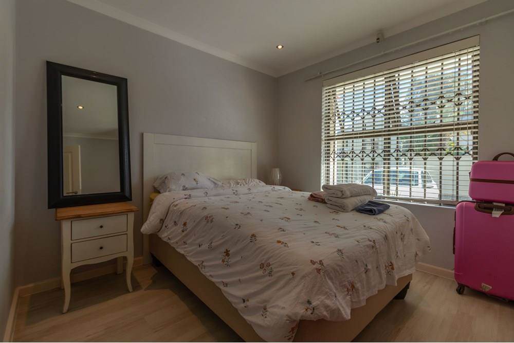 2 Bed Apartment in Rondebosch photo number 11